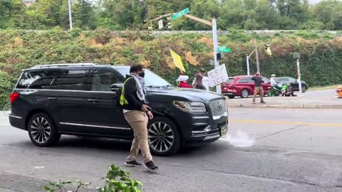 Portland Democrats keep saying everything is great outside the ICE building.