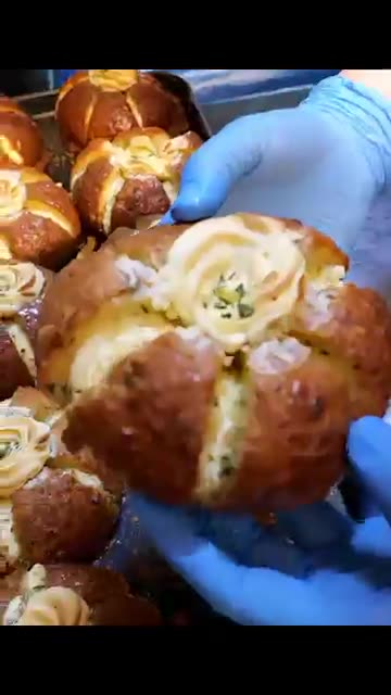 🧄 3 Million Sold?! The Most Popular Garlic Bread Shop in Korea! 😱🔥