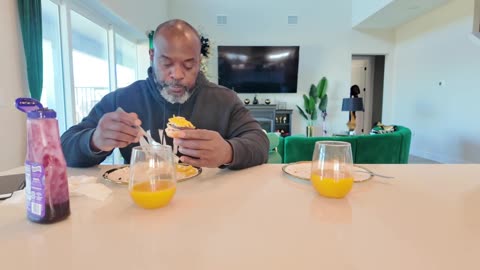 HOMEMADE BREAKFAST SANDWICHES MADE BY PAPA E *MUKBANG*