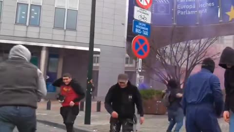 European farmers 50 meters from EU headquarters. Ursula von der Leyen will likely flee.