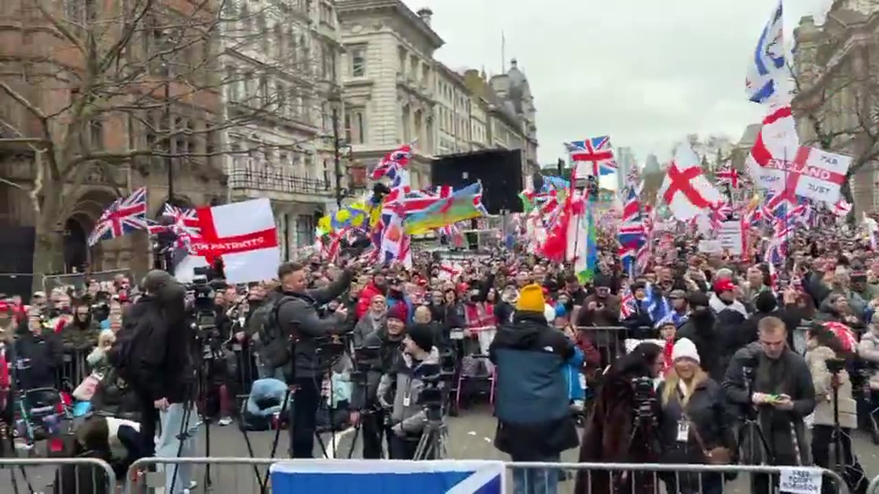 Central London shuts down by 100,000+ Brits demanding Tommy Robinson release