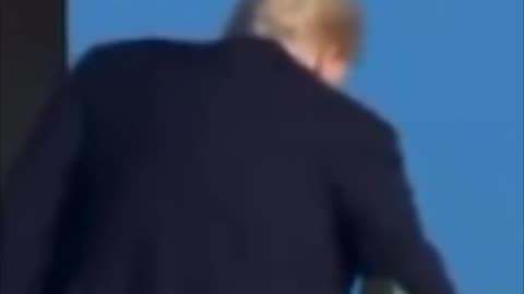 Trump presses hidden button to open up bulletproof Air Force One door 👀