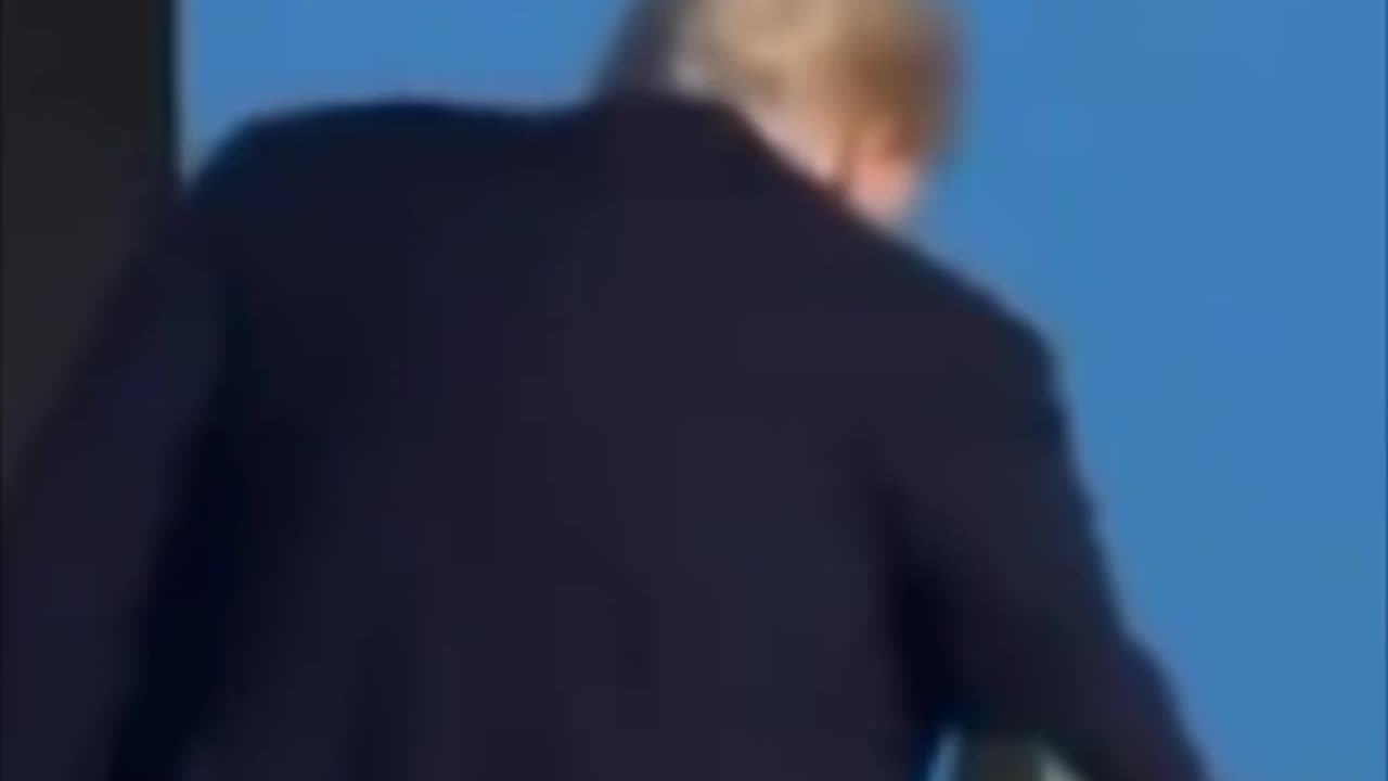 Trump presses hidden button to open up bulletproof Air Force One door 👀