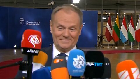 Avalancha de micrófonos 'ataca' a Tusk