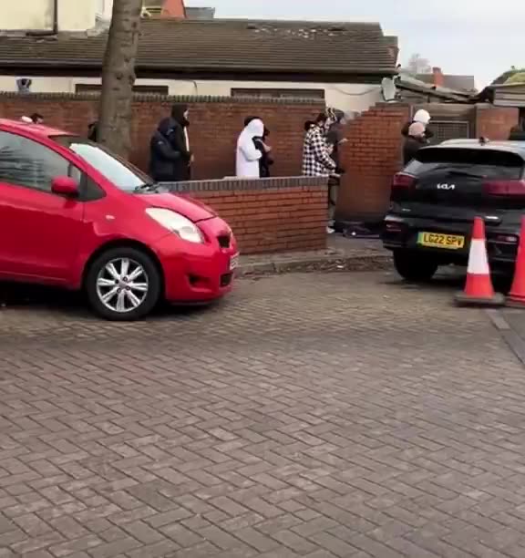 Should mosques be banned from blasting out Islamic chants over loudspeakers across British cities?