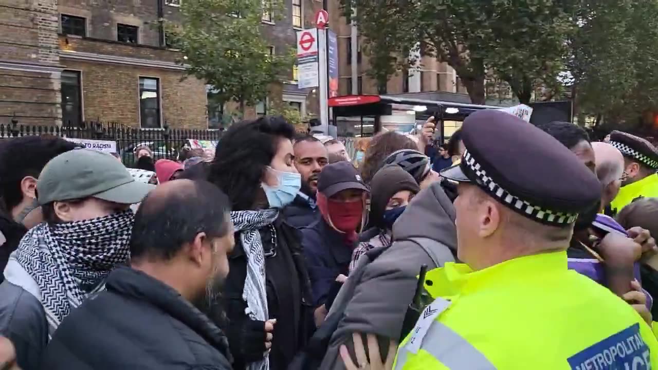 Riots in Whitechapel as Stand up to racism attempt to block the road after attacking a 14 year old.