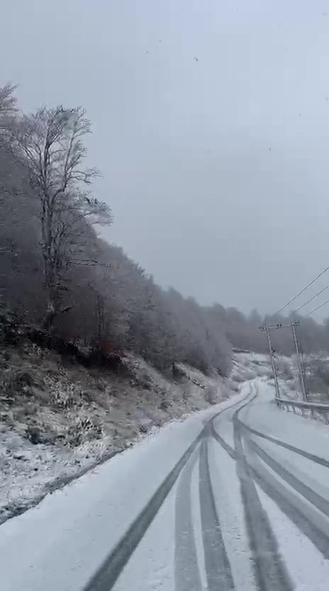 Bora zbardh aksin Librazhd–Fushë Studën, reshjet rikthejnë panoramën dimërore në zonë