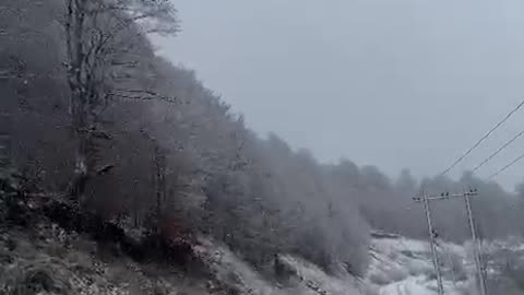 Bora zbardh aksin Librazhd–Fushë Studën, reshjet rikthejnë panoramën dimërore në zonë