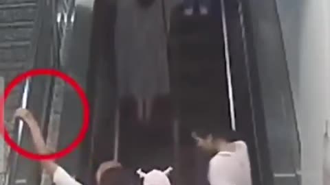 Man doesn't know how to use escalator, injures others including baby