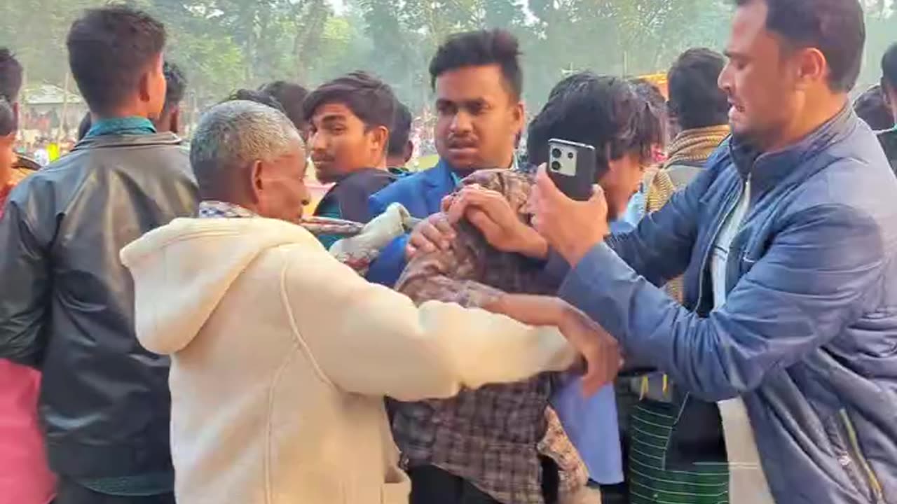 kya bhai aapko dikhai nahi deta hai kya kisi ke gale me fasi dal deto ho