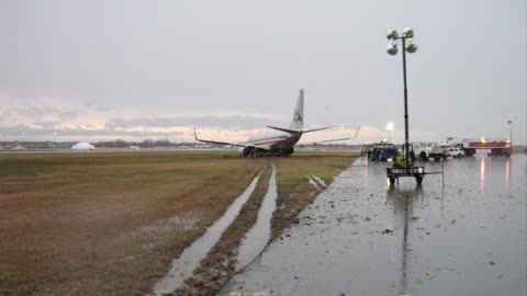 3AA N901AN skids off the runway at YVR 20101122.