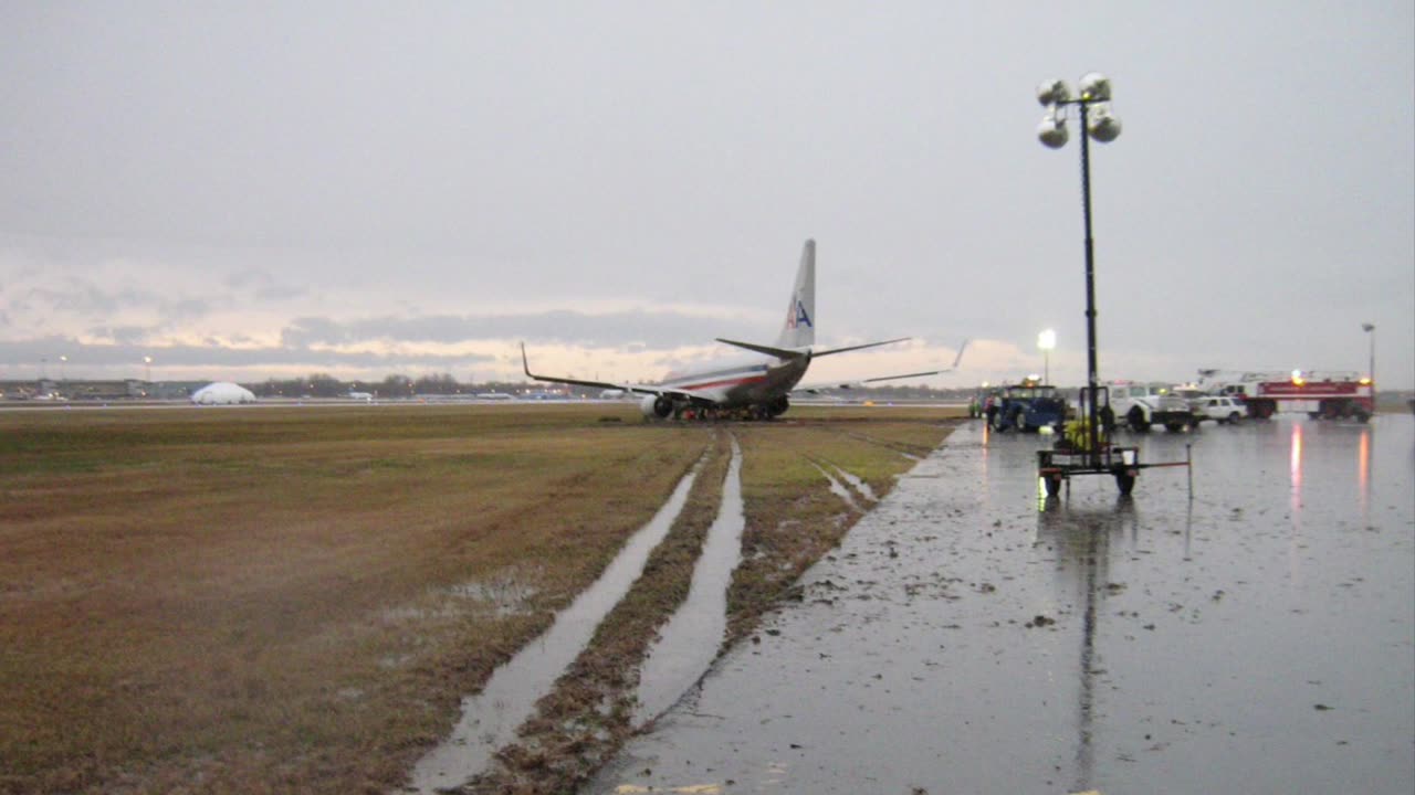 3AA N901AN skids off the runway at YVR 20101122.