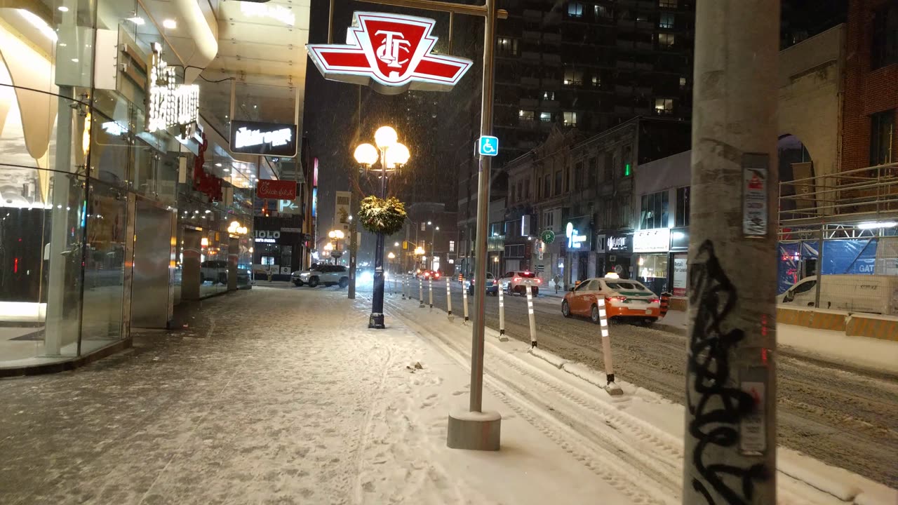 【4K】Toronto First Snow Coming! 🌨️ Night Yonge Street Winter ASMR Canada 🇨🇦