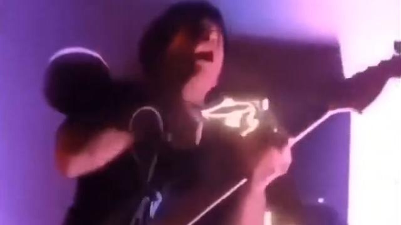 😱 A rock singer was electrocuted by a microphone in Peru.