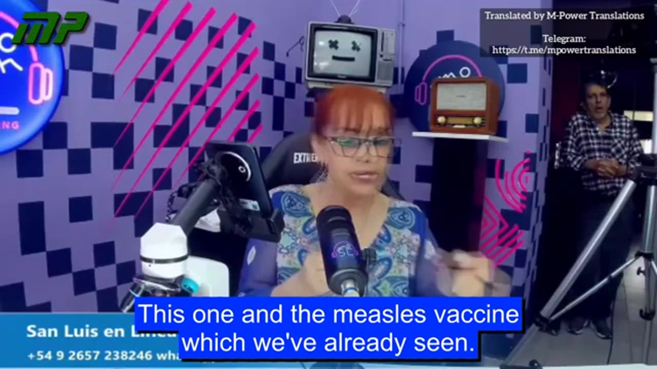 Доктор Лилиана Зелада анализирует вакцину против гепатита В вживую под оптическим микроскопом