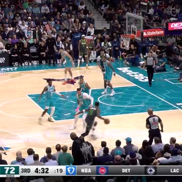 NBA - Ant gets around the defense and hits the falling reverse 😮‍💨