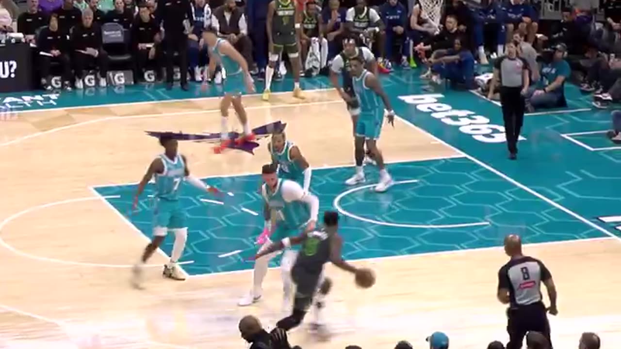 NBA - Ant gets around the defense and hits the falling reverse 😮‍💨