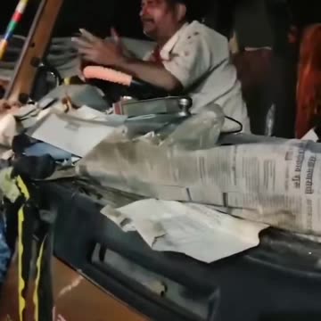 🇮🇳 It is alleged that in India, a driver who got into an accident and was trapped in