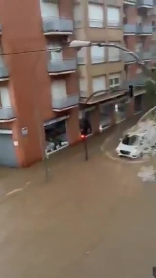 Stuhi e fuqishme në Spanjë, përmbyten rrugët e Barcelonës