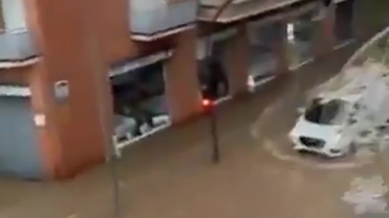 Stuhi e fuqishme në Spanjë, përmbyten rrugët e Barcelonës