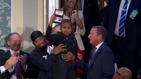 🚨🔥VIRAL MOMENT: President Trump Makes 13-Year-Old DJ Daniels An Agent Of The US Secret Service