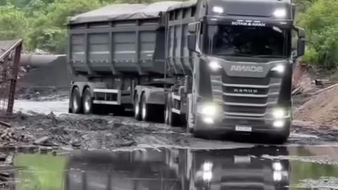 Truck crosses the mud as if it were asphalt