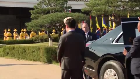 . @POTUS arrives at the Gyeongju National Museum in South Korea 🇺🇸🇰🇷