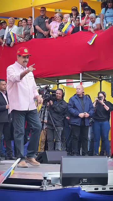Meanwhile, Maduro dances to his track «No War».