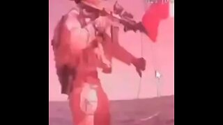 Soldado israelí destruye cámara de barco humanitario en vivo