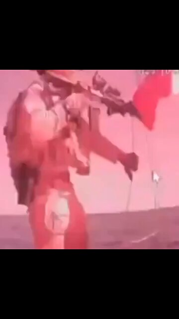 Soldado israelí destruye cámara de barco humanitario en vivo