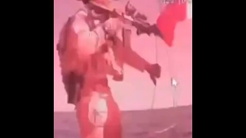 Soldado israelí destruye cámara de barco humanitario en vivo