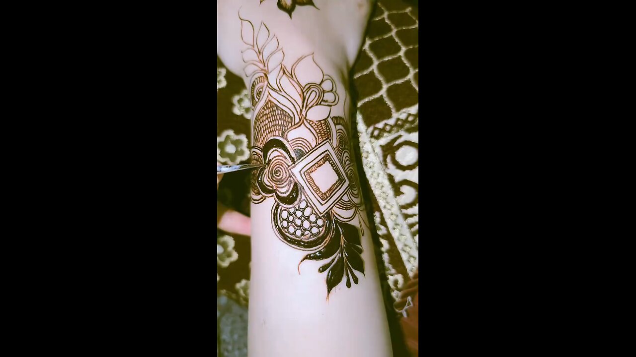 who loves henna