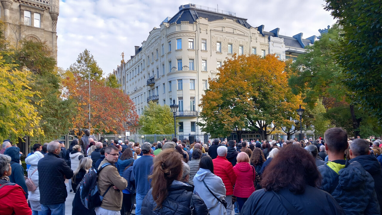 Több százan tiltakoztak Budapesten a kötelező gyermekoltások ellen