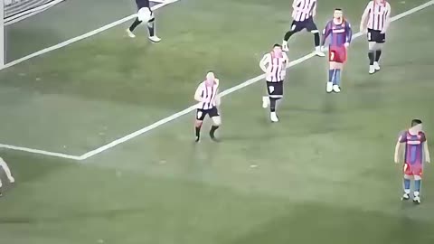 Shocking: This dribbling from him 🔥💀 #messi #football #shorts #viral