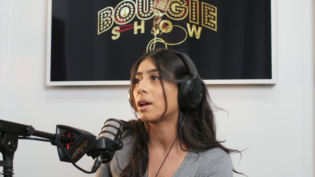 Violet Myers - I Was Bullied In Middle School For Having Big Boobs. I Just Hated Them.