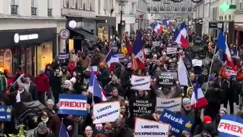 FRANCIA 🇫🇷 MACRON DIMISSIONI GRIDA LA FOLLA