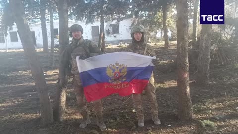 Truly fearless soldiers raise Russian flag amid active combat in Novoelyiavetovka, DPR