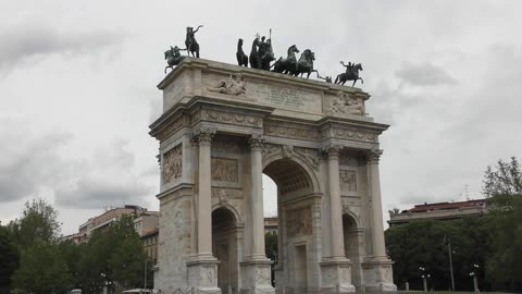 visita turistica a Porta Sempione,Simplon Gate,Arco della Pace,Arch of Peace di Milano DOCUMENTARIO Il monumento rappresenta il cocchio della dea greca della Pace Eirene con ai lati 4 nike greche che offrono una corona d'alloro e una palma alla Dea