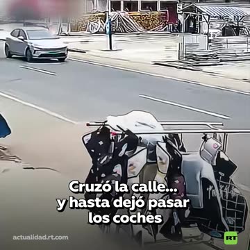 Un fuerte viento arrastró un tendedero hasta la carretera y lo llevó hasta el otro lado.