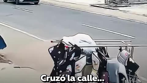 Un fuerte viento arrastró un tendedero hasta la carretera y lo llevó hasta el otro lado.