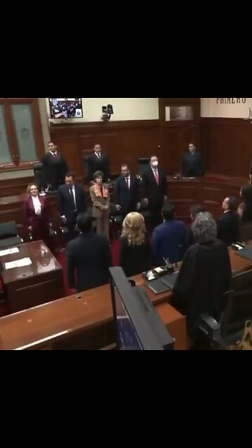 Un tema de salsa se cuela antes del himno nacional de México en una solemne sesión