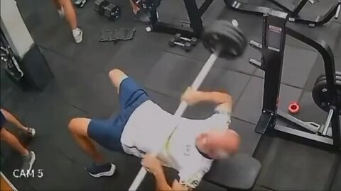 Un hombre muere en el gimnasio tras caerle la barra en el pecho