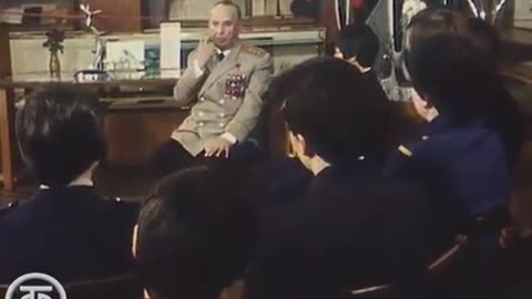 Encuentro De Escolares Con El Héroe De La Unión Soviética, Coronel General De Aviación G.F. Baidukov
