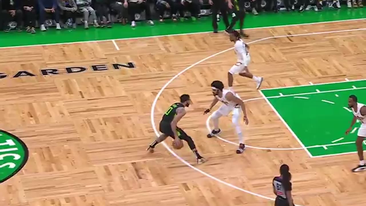 NBA - JAYSON TATUM IS ON ANOTHER LEVEL RIGHT NOW!! He's got 28 PTS before halftime 🤩🤩