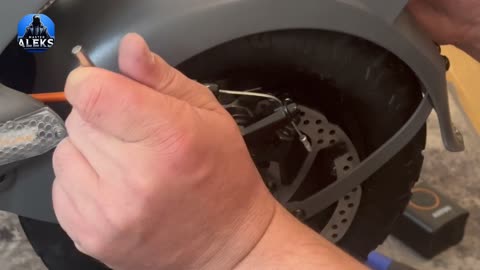 Step by step how to remove and install a rear wheel Cunfon RZ800.