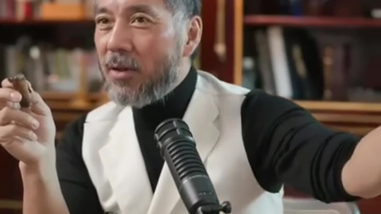 20230129文贵先生直播： #香 的作用？对人的大脑、感官神经环境都有巨大影响。香 #人鬼神的分界岭，是和上天沟通最好的东西，也是驱鬼最好的方法。中国人上香就是和祖先沟通的信息！