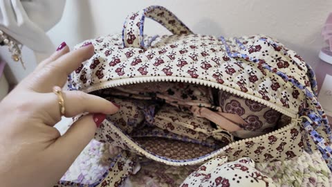 🌸What’s in my new Vera Bradley 100 Handbag in Rachel Ditsy🌸