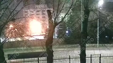 🙏🤬 Video of the moment a ballistic missile hit one of the districts of Kyiv…