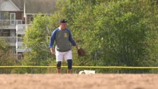 Un terrain de baseball dans le noir après le vol du cuivre