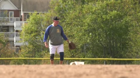 Un terrain de baseball dans le noir après le vol du cuivre